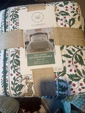 The Farmhouse Cotton Reversible Quilt Set - Green & Red